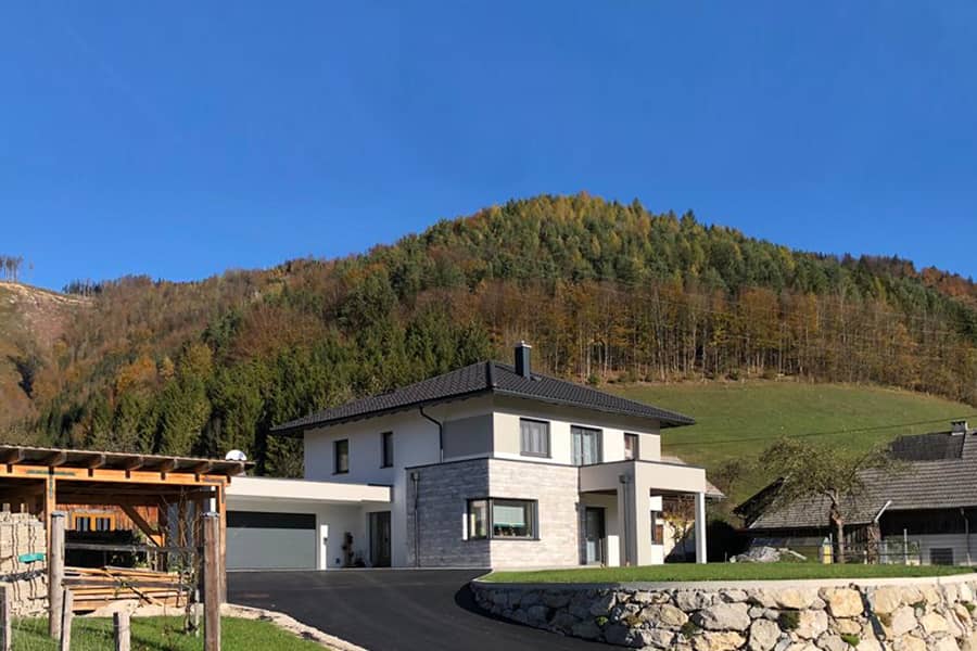 Baudesign-Kleinhagauer-Einfamilienhaus-modern-mit-Walmdach-und-Steinwurf-in-Gaflenz-900x600