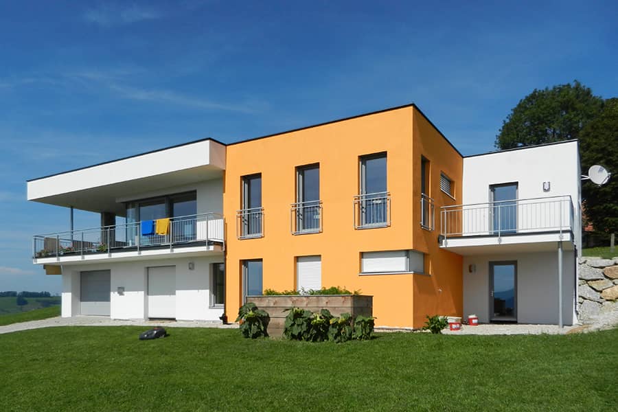 Einfamilienhaus-Flachdach-Hanglage-Garage-Aussicht-900x600