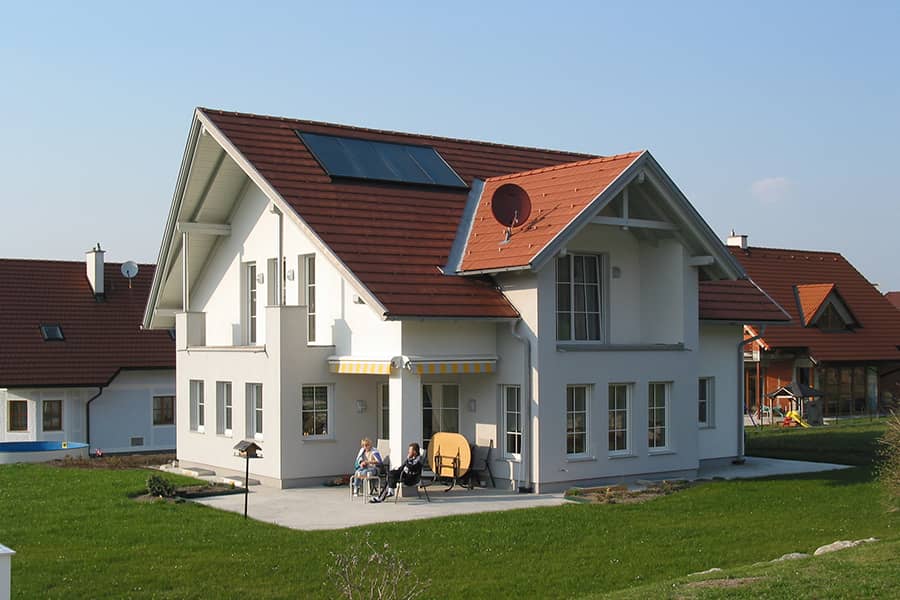 Einfamilienhaus-Satteldach-Gaube-Dachdeckung-rot-900x600