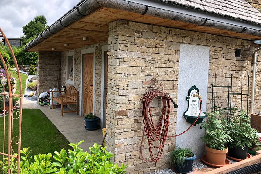 Gartenanlage-Gartenhaus-Steinfassade-urig-rustikal-Steinschlichtung-Schindeldeckung-2-900x600