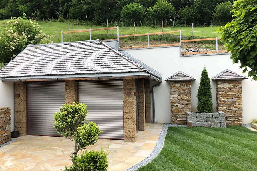 Gartenanlage-Gartenhaus-Steinfassade-urig-rustikal-Steinschlichtung-Schindeldeckung-3-900x600